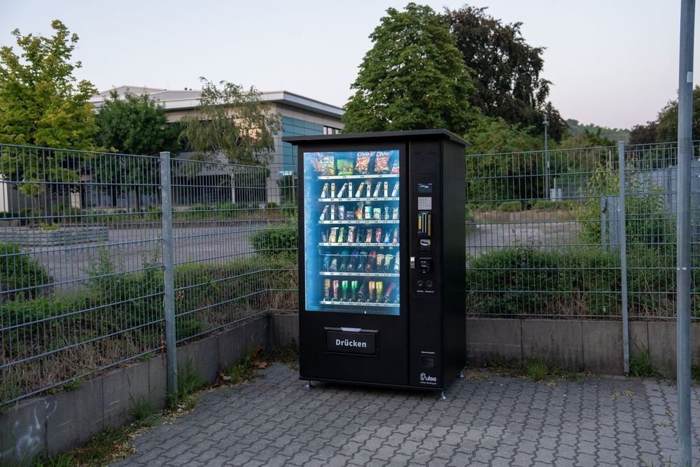 Pulse PV1100 Snackautomat mit Schutzdach im Außenbereich eines Gewerbegebiets