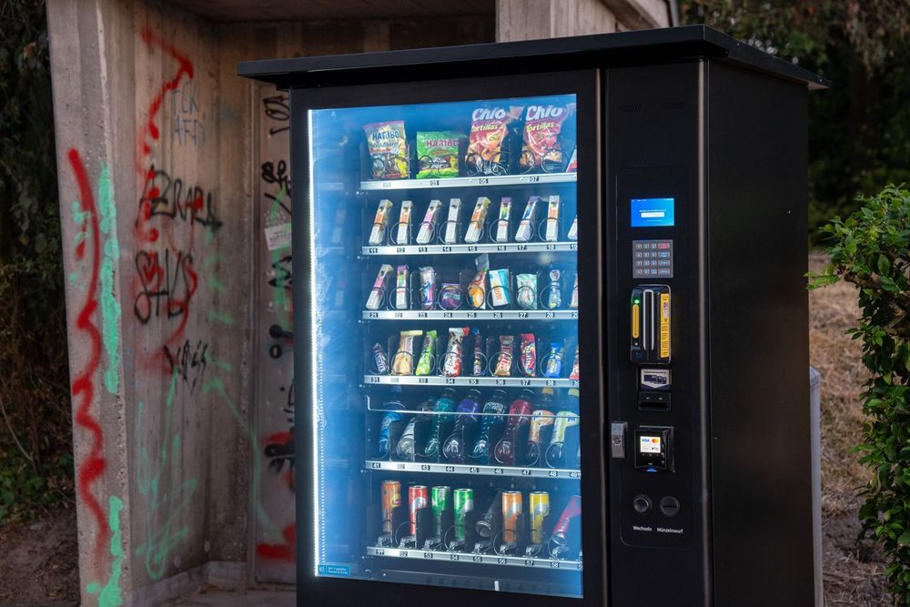 Frontansicht eines Pulse PV1100 Snackautomaten mit voll bestücktem Sortiment