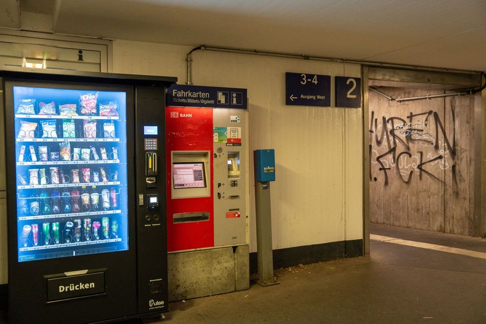 Kombiautomat mit Snacks und gekühlten Getränken in einer Bahnhofsunterführung