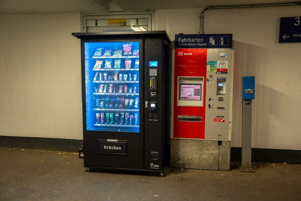 Pulse Snackautomat neben einem Fahrkartenautomaten in einer Bahnhofsunterfuehrung
