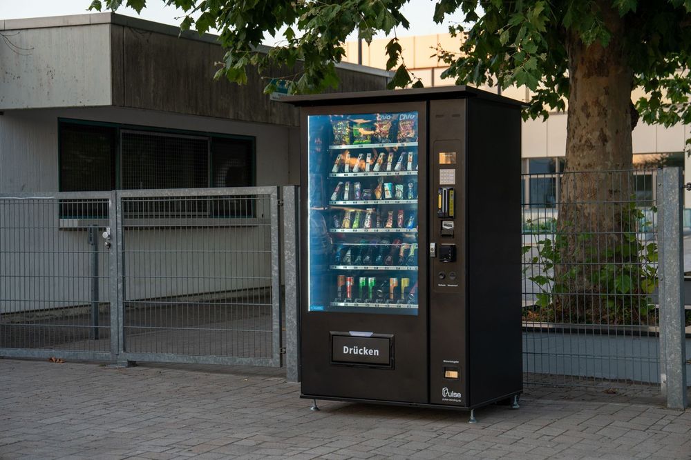 Pulse PV1100 Snackautomat mit Schutzdach in der Dreiviertelansicht im Tageslicht