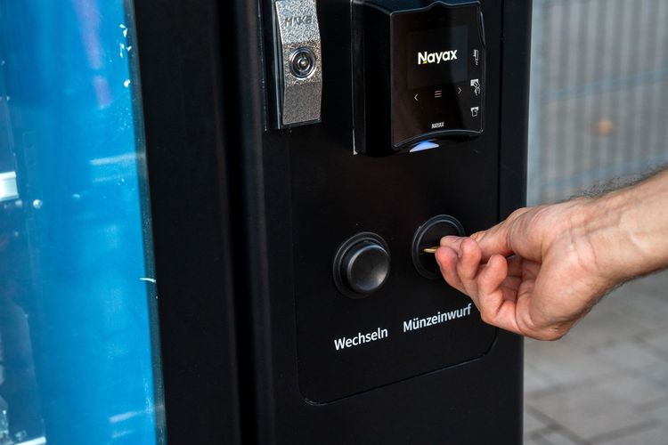 Zahlungssysteme am Automaten: Bargeld, Karte und App im Überblick